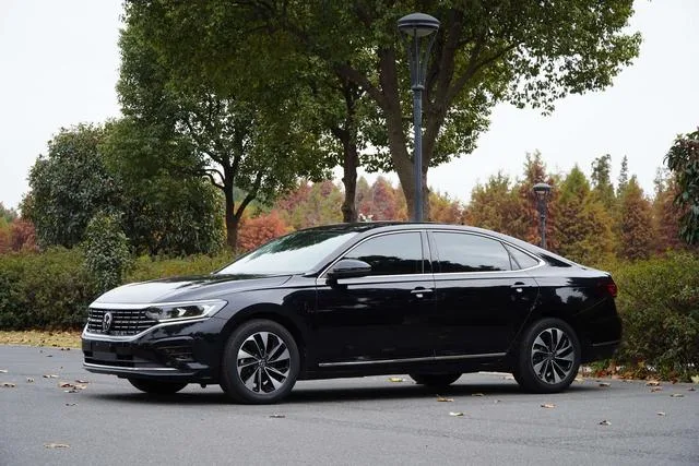Volkswagen Passat 2022 330TSI Versión de élite exterior foto 1 Volkswagen Passat 2022 330TSI Versión de élite exterior foto 1