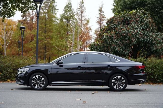 Volkswagen Passat 2022 330TSI Versión de élite exterior foto 8 Volkswagen Passat 2022 330TSI Versión de élite exterior foto 8