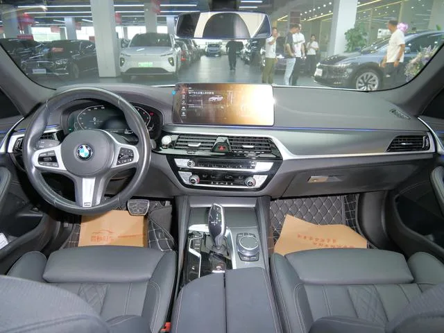 BMW 5 Series 2020 525i M Conjunto deportivo interior foto 14 BMW 5 Series 2020 525i M Conjunto deportivo interior foto 14