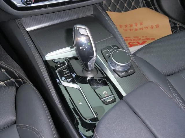 BMW 5 Series 2020 525i M Conjunto deportivo interior foto 15 BMW 5 Series 2020 525i M Conjunto deportivo interior foto 15