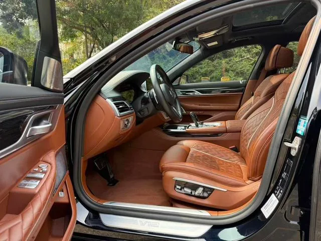 BMW 7 Series 2019 M760Li xDrive V12 Conjunto deportivo exterior foto 3 BMW 7 Series 2019 M760Li xDrive V12 Conjunto deportivo exterior foto 3