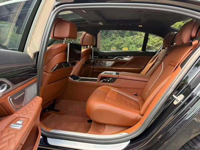 BMW 7 Series 2019 M760Li xDrive V12 Conjunto deportivo exterior foto 4 BMW 7 Series 2019 M760Li xDrive V12 Conjunto deportivo exterior foto 4