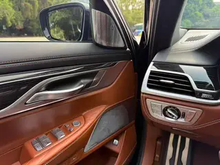BMW 7 Series 2019 M760Li xDrive V12 Conjunto deportivo exterior foto 6 BMW 7 Series 2019 M760Li xDrive V12 Conjunto deportivo exterior foto 6