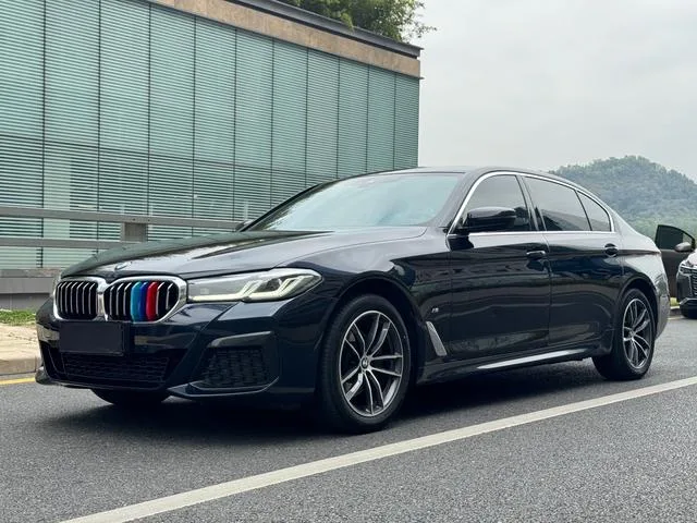 BMW 5 Series 2022 Reforma 525Li M Conjunto deportivo exterior foto 1 BMW 5 Series 2022 Reforma 525Li M Conjunto deportivo exterior foto 1