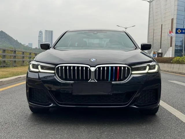 BMW 5 Series 2022 Reforma 525Li M Conjunto deportivo exterior foto 2 BMW 5 Series 2022 Reforma 525Li M Conjunto deportivo exterior foto 2