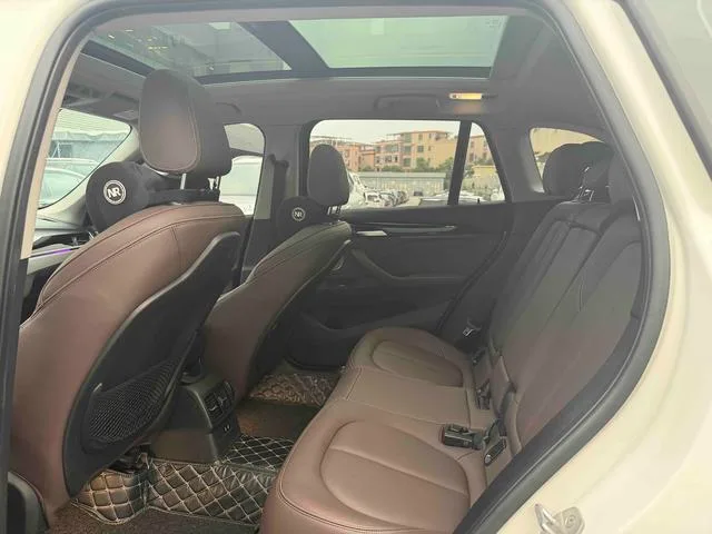 BMW X1 2022 sDrive25Li Лидирующий интерьер фото 11 BMW X1 2022 sDrive25Li Лидирующий интерьер фото 11