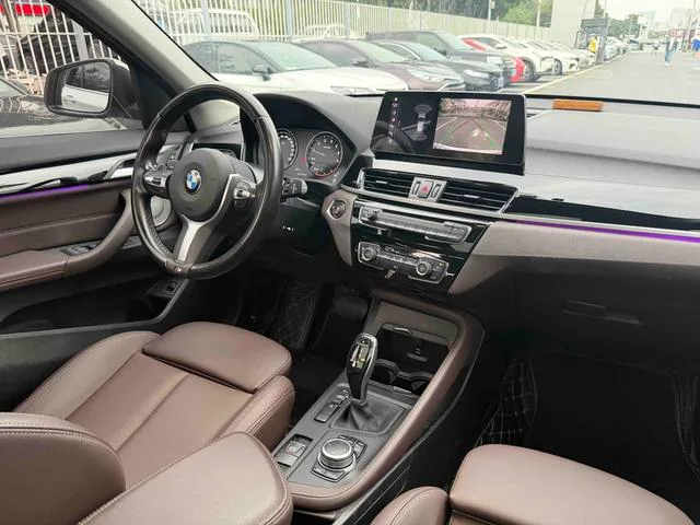 BMW X1 2022 sDrive25Li Лидирующий интерьер фото 14 BMW X1 2022 sDrive25Li Лидирующий интерьер фото 14