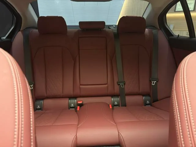 BMW 3 Series 2025 325Li M Sports suit interior photo 14 BMW 3 Series 2025 325Li M Sports suit interior photo 14