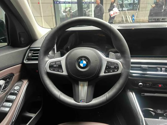 BMW 3 Series 2023 325Li M Спортивный костюм интерьер фото 15 BMW 3 Series 2023 325Li M Спортивный костюм интерьер фото 15