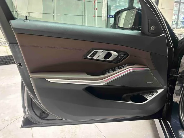 BMW 3 Series 2023 325Li M Спортивный костюм интерьер фото 18 BMW 3 Series 2023 325Li M Спортивный костюм интерьер фото 18