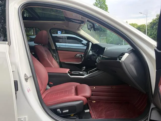 BMW 3 Series 2022 320Li M Conjunto deportivo interior foto 14 BMW 3 Series 2022 320Li M Conjunto deportivo interior foto 14