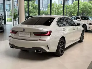 BMW 3 Series 2022 320Li M Sports suit exterior photo 7