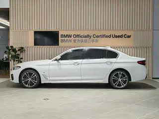 BMW 5 Series 2022 Segundo cambio 530Li Líder M Conjunto deportivo exterior foto 4