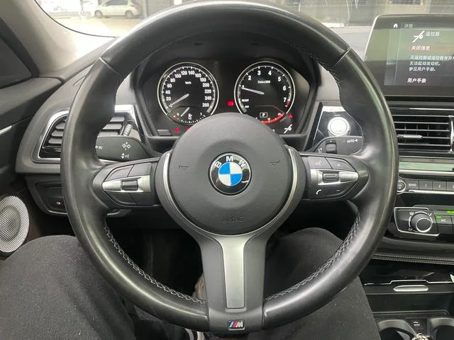 BMW 1 Series 2021 Mise à jour 120i M Édition de nuit sportive Yao extérieur photo 10