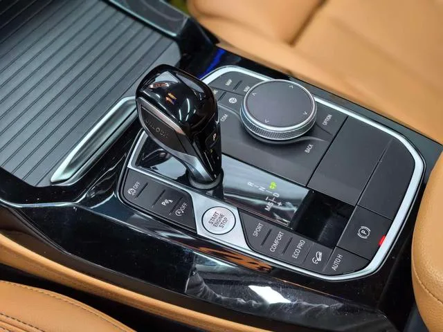 BMW X4 2022 xDrive 25i M Ensemble de sport intérieur photo 15 BMW X4 2022 xDrive 25i M Ensemble de sport intérieur photo 15