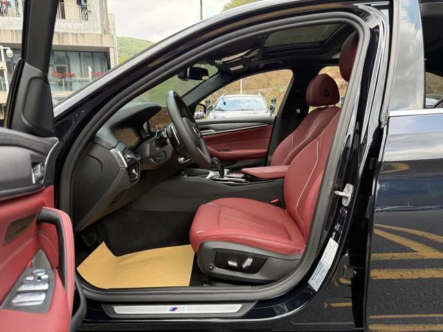 BMW 5 Series 2022 Reforma 530Li Líder M Conjunto deportivo exterior foto 5 BMW 5 Series 2022 Reforma 530Li Líder M Conjunto deportivo exterior foto 5