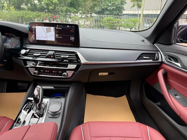 BMW 5 Series 2022 Reforma 530Li Líder M Conjunto deportivo interior foto 14 BMW 5 Series 2022 Reforma 530Li Líder M Conjunto deportivo interior foto 14
