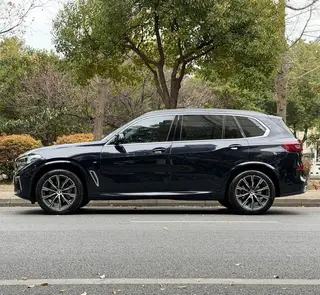 BMW X5 2022 xDrive 30Li M Спортивный костюм экстерьер фото 4 BMW X5 2022 xDrive 30Li M Спортивный костюм экстерьер фото 4
