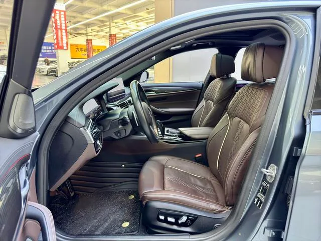 BMW 5 Series 2022 540i Edición de moda M Conjunto deportivo exterior foto 5