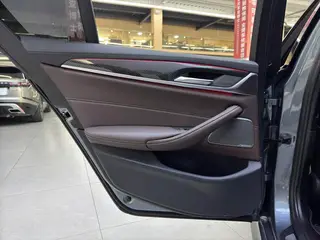 BMW 5 Series 2022 540i Edición de moda M Conjunto deportivo exterior foto 6