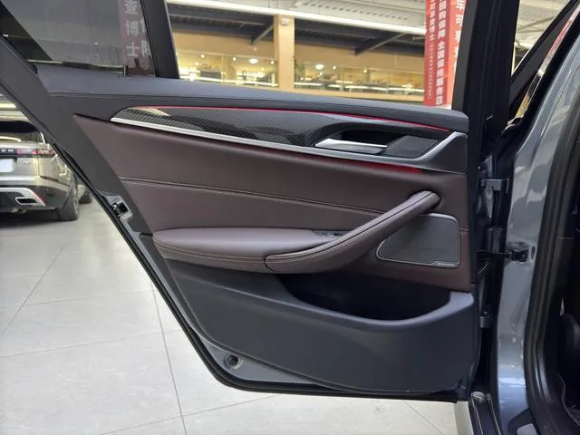 BMW 5 Series 2022 540i Edición de moda M Conjunto deportivo exterior foto 6
