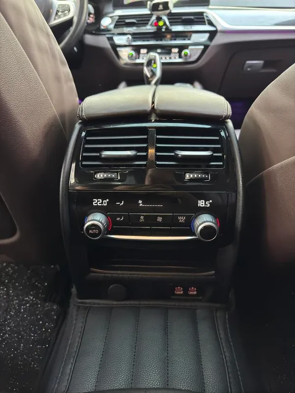 BMW 5 Series 2022 540i Edición de moda M Conjunto deportivo interior foto 10