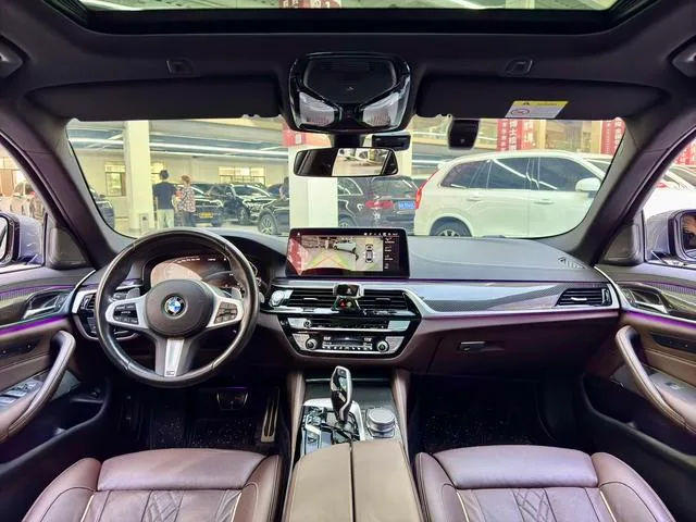 BMW 5 Series 2022 540i Edición de moda M Conjunto deportivo interior foto 11