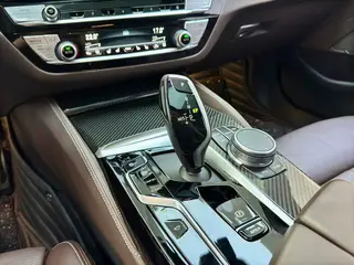 BMW 5 Series 2022 540i Edición de moda M Conjunto deportivo interior foto 13