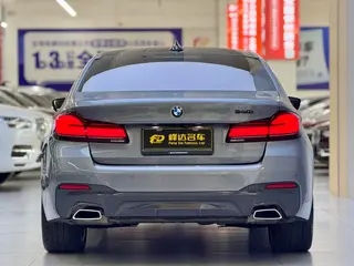 BMW 5 Series 2022 540i Edición de moda M Conjunto deportivo interior foto 17