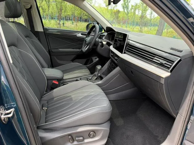 Volkswagen Tiguan L 2022 330TSI Automatic two-wheel drive R-Line Flagship Edition interior photo 11