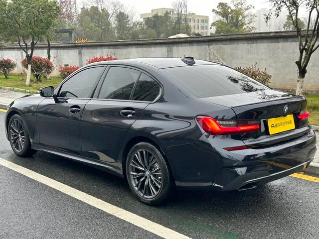 BMW 3 Series 2022 Модификация 325i M Спортивный ночной костюм интерьер фото 7 BMW 3 Series 2022 Модификация 325i M Спортивный ночной костюм интерьер фото 7