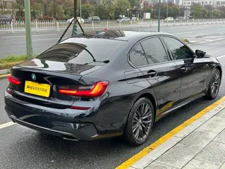BMW 3 Series 2022 Модификация 325i M Спортивный ночной костюм интерьер фото 9 BMW 3 Series 2022 Модификация 325i M Спортивный ночной костюм интерьер фото 9