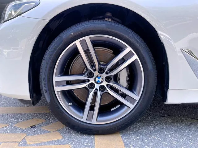 BMW 5 Series 2023 530Li Líder Traje de lujo exterior foto 8 BMW 5 Series 2023 530Li Líder Traje de lujo exterior foto 8