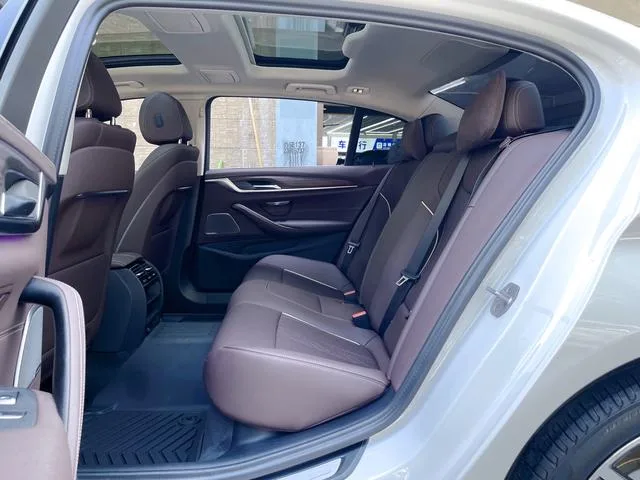 BMW 5 Series 2023 530Li Líder Traje de lujo interior foto 12 BMW 5 Series 2023 530Li Líder Traje de lujo interior foto 12
