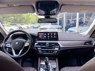 BMW 5 Series 2023 530Li Líder Traje de lujo interior foto 17 BMW 5 Series 2023 530Li Líder Traje de lujo interior foto 17
