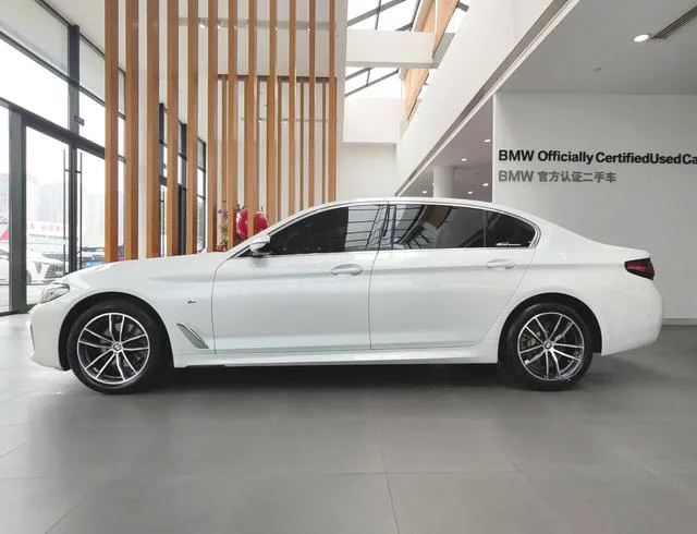 BMW 5 Series 2022 Segundo cambio 525Li M Conjunto deportivo exterior foto 5 BMW 5 Series 2022 Segundo cambio 525Li M Conjunto deportivo exterior foto 5