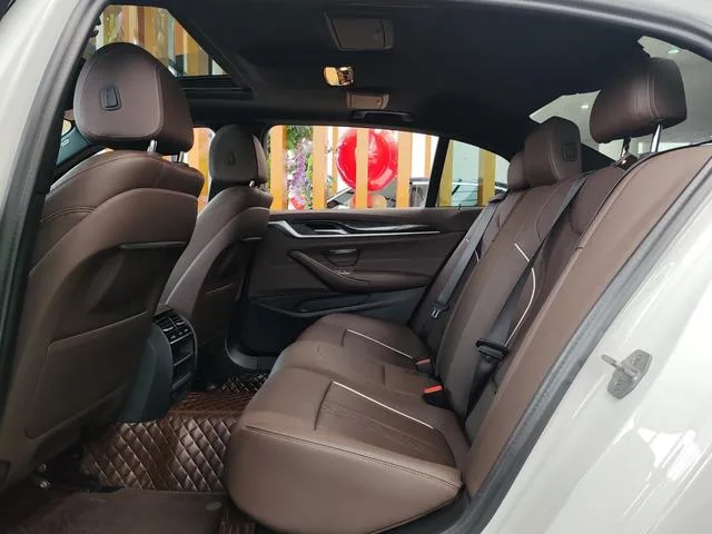 BMW 5 Series 2022 Segundo cambio 525Li M Conjunto deportivo interior foto 9 BMW 5 Series 2022 Segundo cambio 525Li M Conjunto deportivo interior foto 9