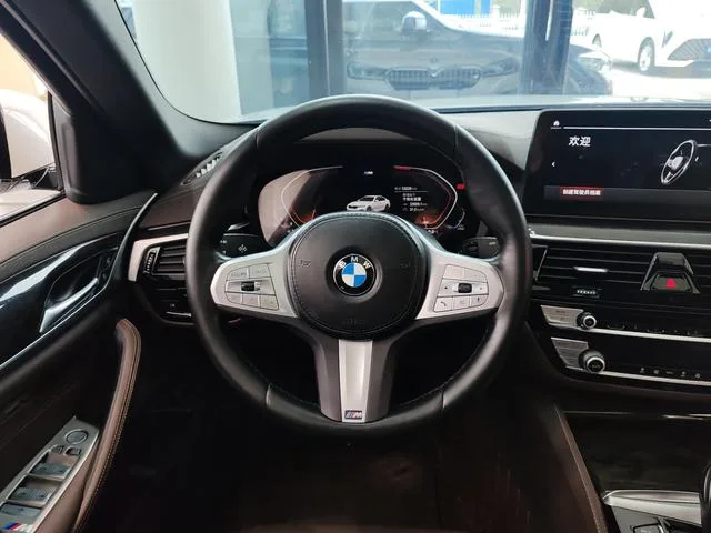 BMW 5 Series 2022 Segundo cambio 525Li M Conjunto deportivo interior foto 13 BMW 5 Series 2022 Segundo cambio 525Li M Conjunto deportivo interior foto 13