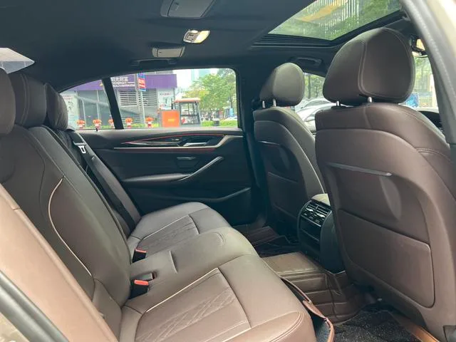 BMW 5 Series 2021 Reforma 525Li M Conjunto deportivo exterior foto 7 BMW 5 Series 2021 Reforma 525Li M Conjunto deportivo exterior foto 7