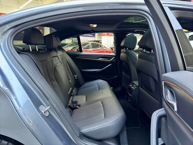 BMW 5 Series 2021 525i M Conjunto deportivo exterior foto 4 BMW 5 Series 2021 525i M Conjunto deportivo exterior foto 4