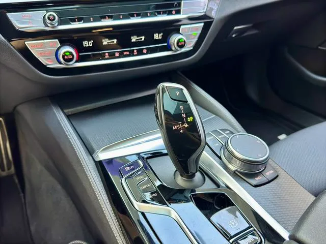 BMW 5 Series 2021 525i M Conjunto deportivo interior foto 11 BMW 5 Series 2021 525i M Conjunto deportivo interior foto 11