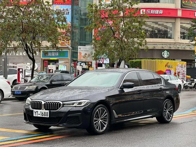 BMW 5 Series 2022 Reforma 530Li Líder M Conjunto deportivo exterior foto 1 BMW 5 Series 2022 Reforma 530Li Líder M Conjunto deportivo exterior foto 1
