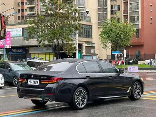 BMW 5 Series 2022 Reforma 530Li Líder M Conjunto deportivo exterior foto 3 BMW 5 Series 2022 Reforma 530Li Líder M Conjunto deportivo exterior foto 3