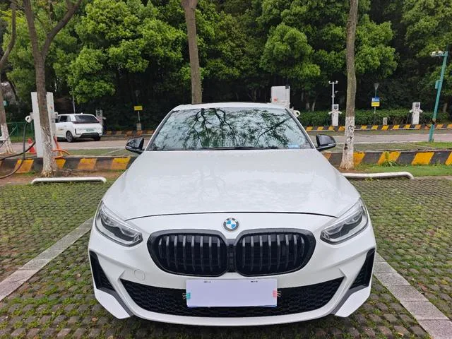 BMW 1 Series 2023 120i M Спортивные ночные издания экстерьер фото 2 BMW 1 Series 2023 120i M Спортивные ночные издания экстерьер фото 2