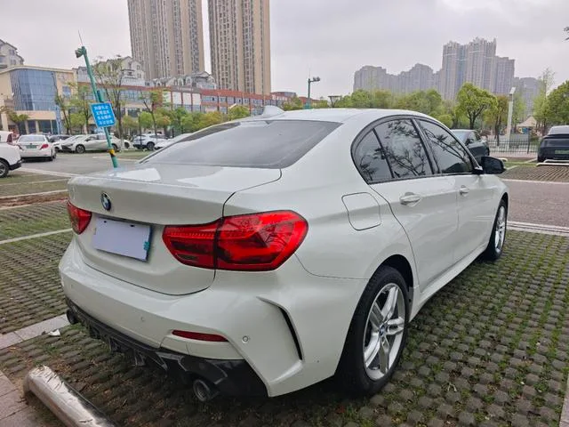 BMW 1 Series 2023 120i M Спортивные ночные издания экстерьер фото 4 BMW 1 Series 2023 120i M Спортивные ночные издания экстерьер фото 4