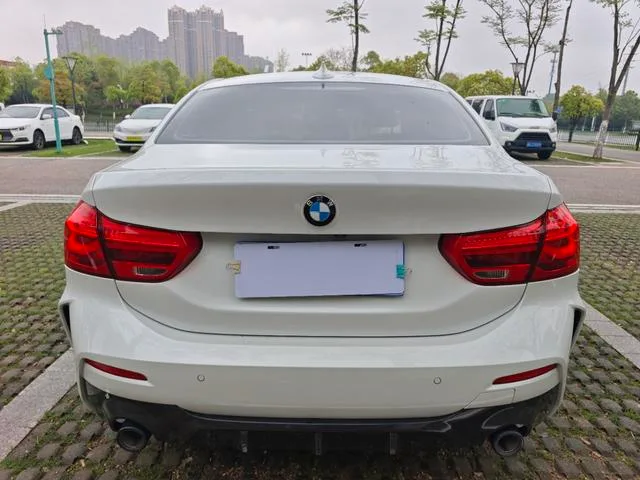 BMW 1 Series 2023 120i M Спортивные ночные издания экстерьер фото 5 BMW 1 Series 2023 120i M Спортивные ночные издания экстерьер фото 5