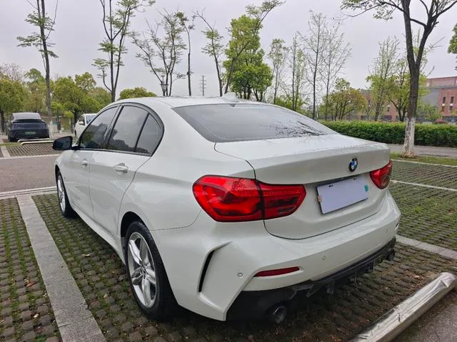 BMW 1 Series 2023 120i M Спортивные ночные издания экстерьер фото 6 BMW 1 Series 2023 120i M Спортивные ночные издания экстерьер фото 6