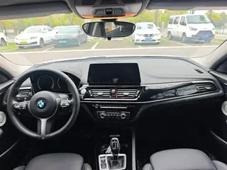 BMW 1 Series 2023 120i M Спортивные ночные издания экстерьер фото 9 BMW 1 Series 2023 120i M Спортивные ночные издания экстерьер фото 9