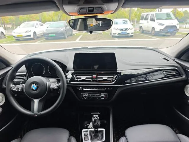 BMW 1 Series 2023 120i M Спортивные ночные издания экстерьер фото 9 BMW 1 Series 2023 120i M Спортивные ночные издания экстерьер фото 9