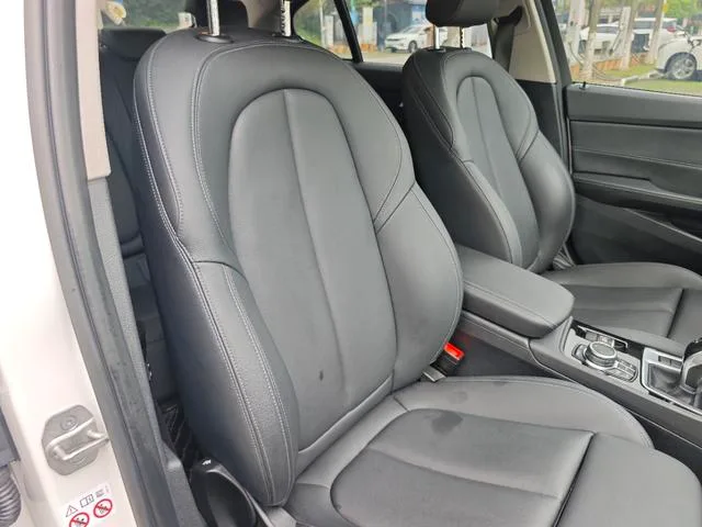 BMW 1 Series 2023 120i M Спортивные ночные издания интерьер фото 12 BMW 1 Series 2023 120i M Спортивные ночные издания интерьер фото 12